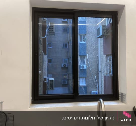 כיור נירוסטה עם ברז, סכין על השיש